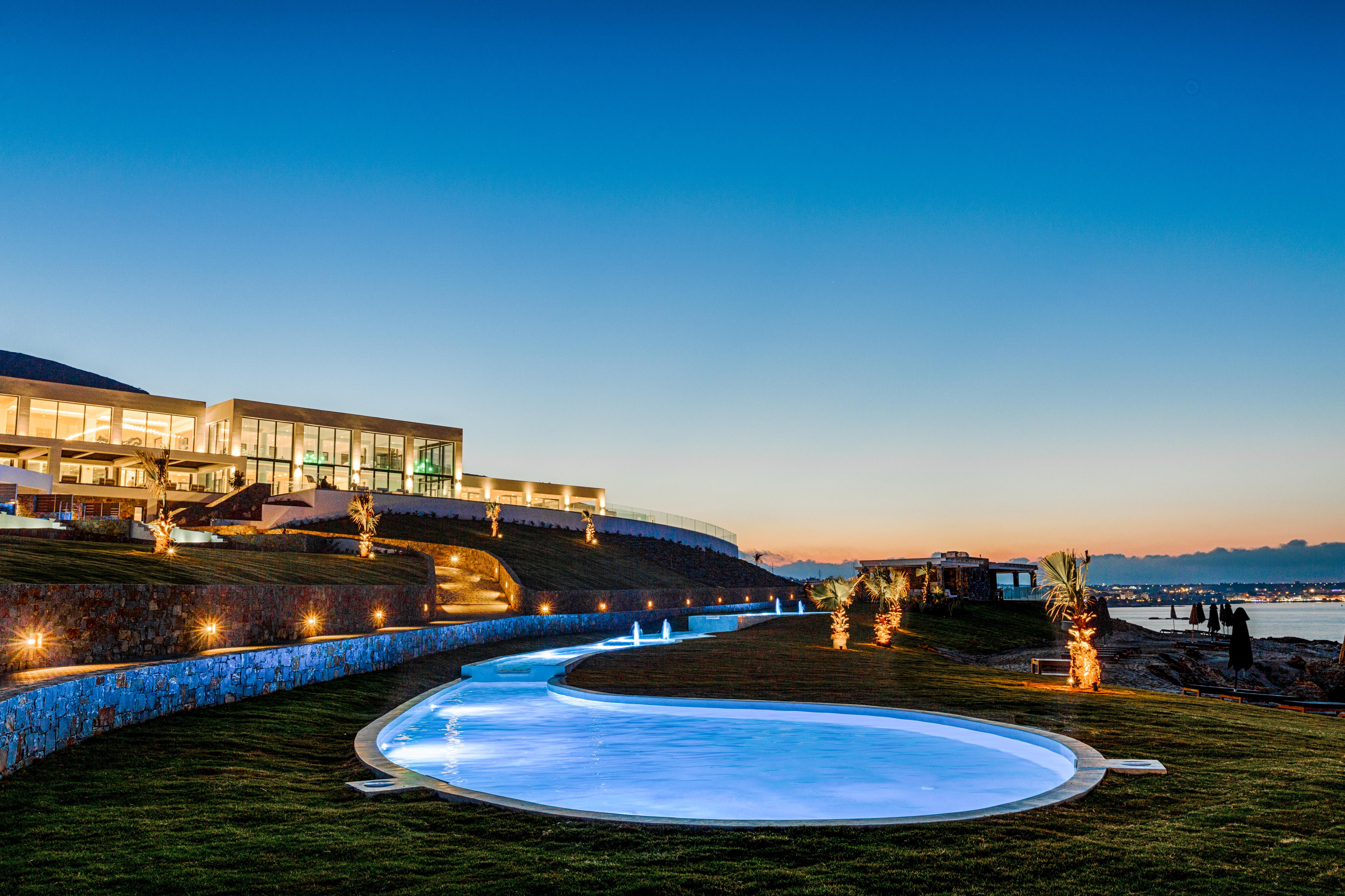 Abaton Island Resort & Spa Limenas Chersonisou Exterior foto The resort at night